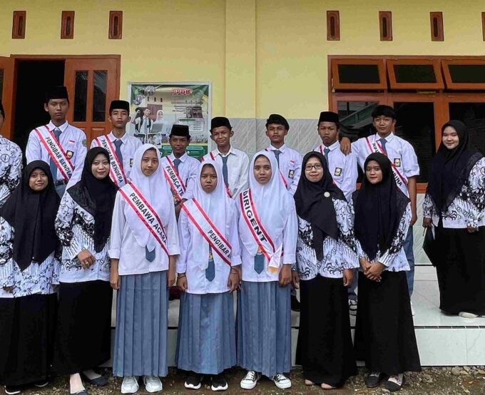 Upacara Hari Guru Nasional 2024 di SMK Darussalam Durenan Berlangsung Khidmat dan Penuh Haru