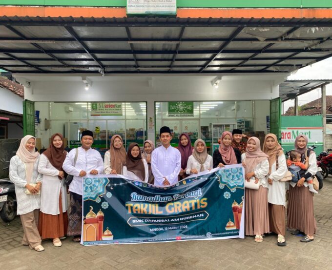 Ramadhan Berbagi: SMK Darussalam Durenan Tebar 200+ Paket Takjil kepada Masyarakat