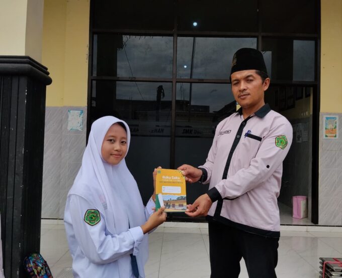 Apel Pagi dan Launching Buku Panduan Tata Tertib Siswa SMK Darussalam Durenan Tahun 2026