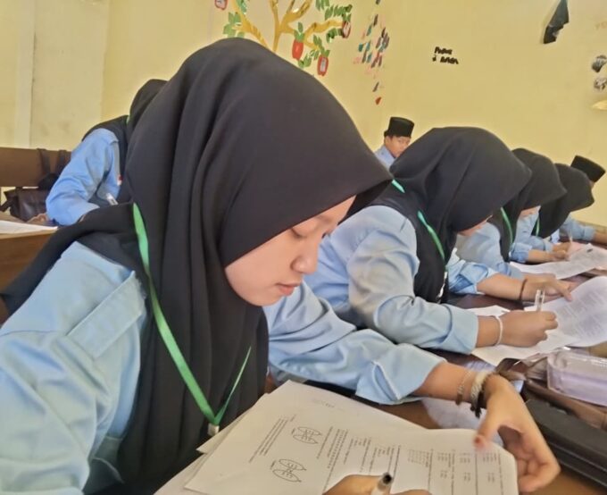 Hari Kedua Sumatif Akhir Tahun 2025/2026 Berjalan Lancar, Siswa SMK Darussalam Durenan Tetap Semangat