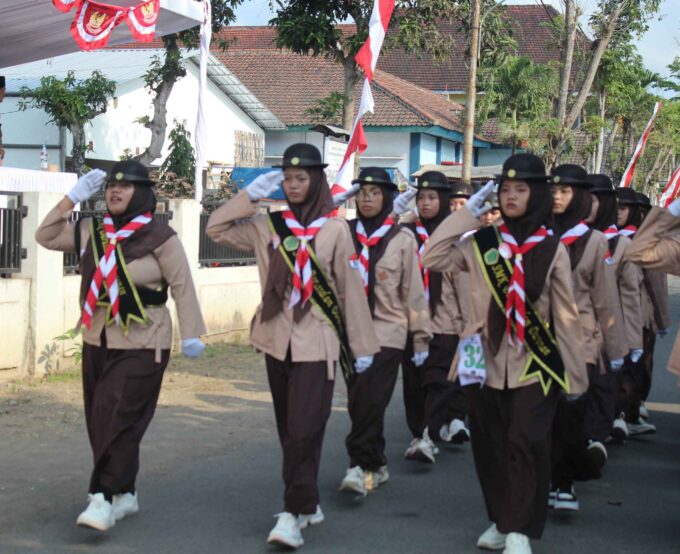 Langkah Kompak, Semangat Membara! Putri SMK Darussalam Durenan Siap Meriahkan Gerak Jalan HUT RI ke-81