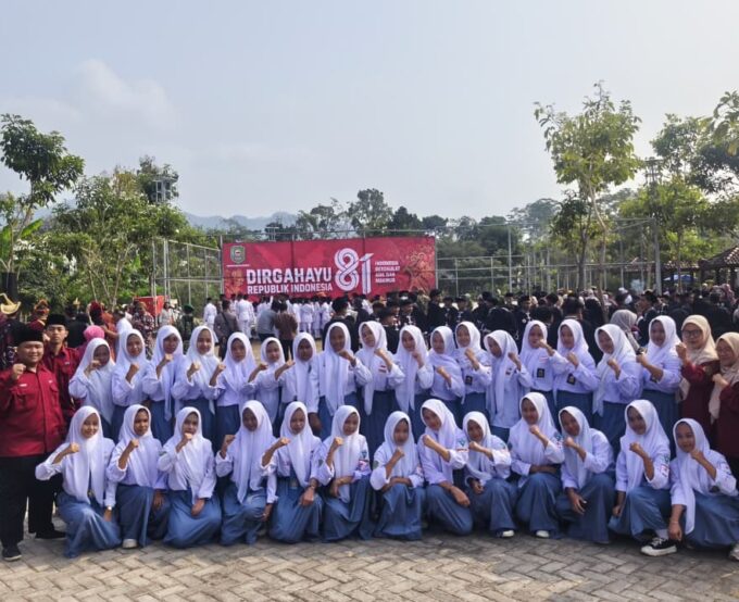 Semarak HUT ke-81 RI, SMK Darussalam Durenan Ikuti Upacara Bersama di Lapangan Durenan