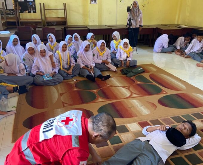 Day 2 DIKLATSAR PMR Unit SMK Darussalam Durenan: Membekali Peserta Didik dengan Pengetahuan Kemanusiaan, Kesiapsiagaan, dan Pertolongan Pertama